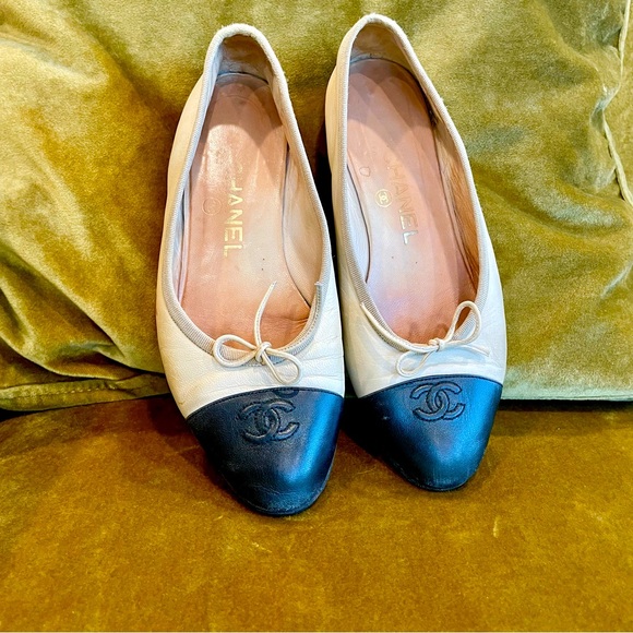 CHANEL cap toed ballet flats with interlocking CCs, sz37 1/2 beige/black GUC - Picture 1 of 15